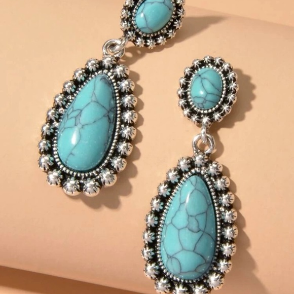 VINTAGE WATER DROP EARRINGS - Picture 3 of 9